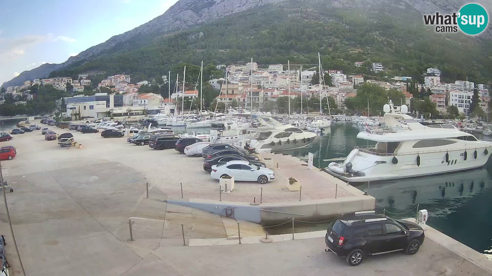 Webcam Basca Voda –  Vista desde el puerto deportivo de la ciudad y la montaña Biokovo