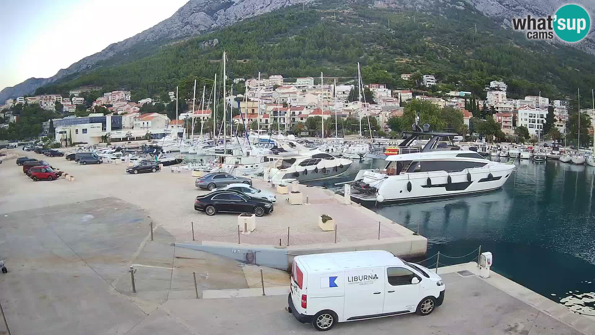Webcam Basca Voda –  Vista desde el puerto deportivo de la ciudad y la montaña Biokovo
