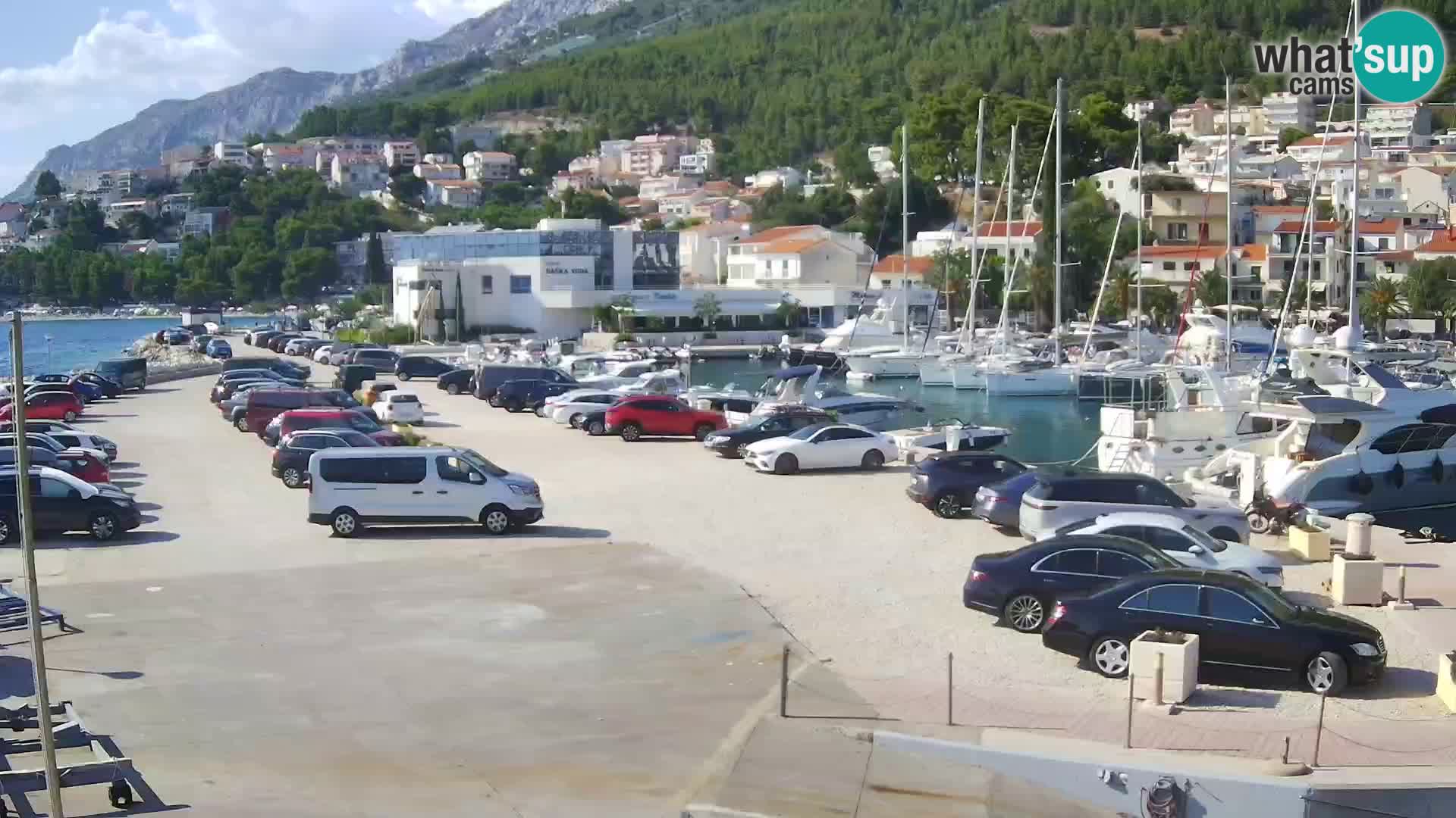Vue du port de plaisance de la ville et la montagne Biokovo