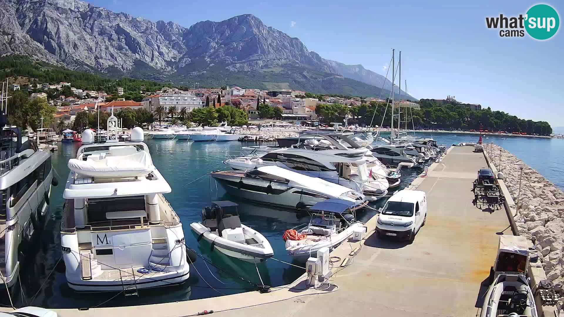 Vue du port de plaisance de la ville et la montagne Biokovo
