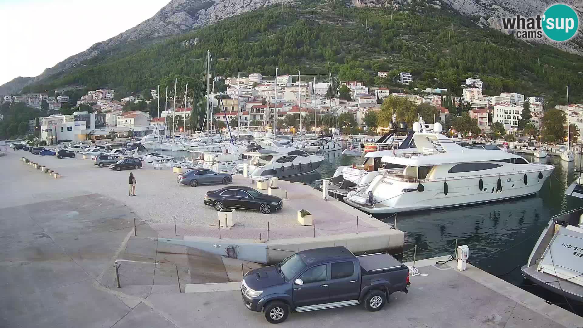Web Kamera Baška Voda luka – Pogled na grad i masiv Biokovo