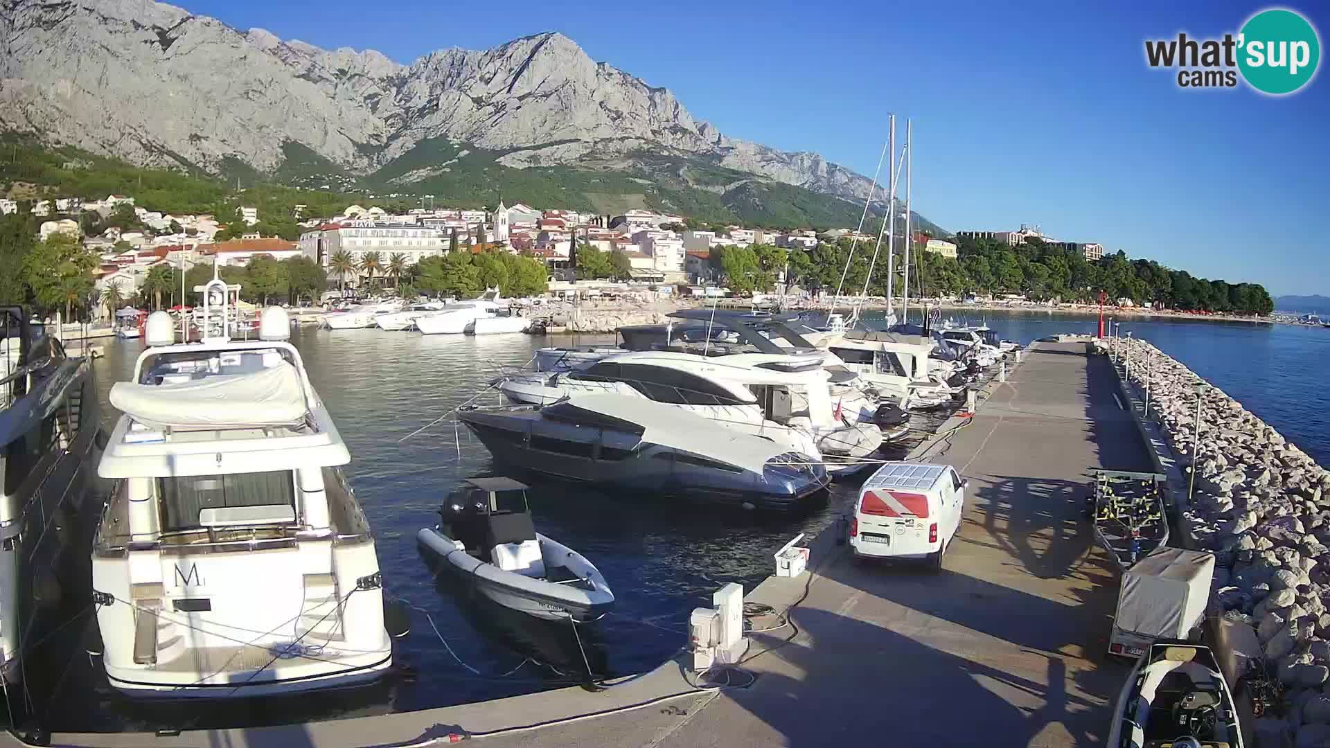 Webcam Basca Voda –  Vista desde el puerto deportivo de la ciudad y la montaña Biokovo