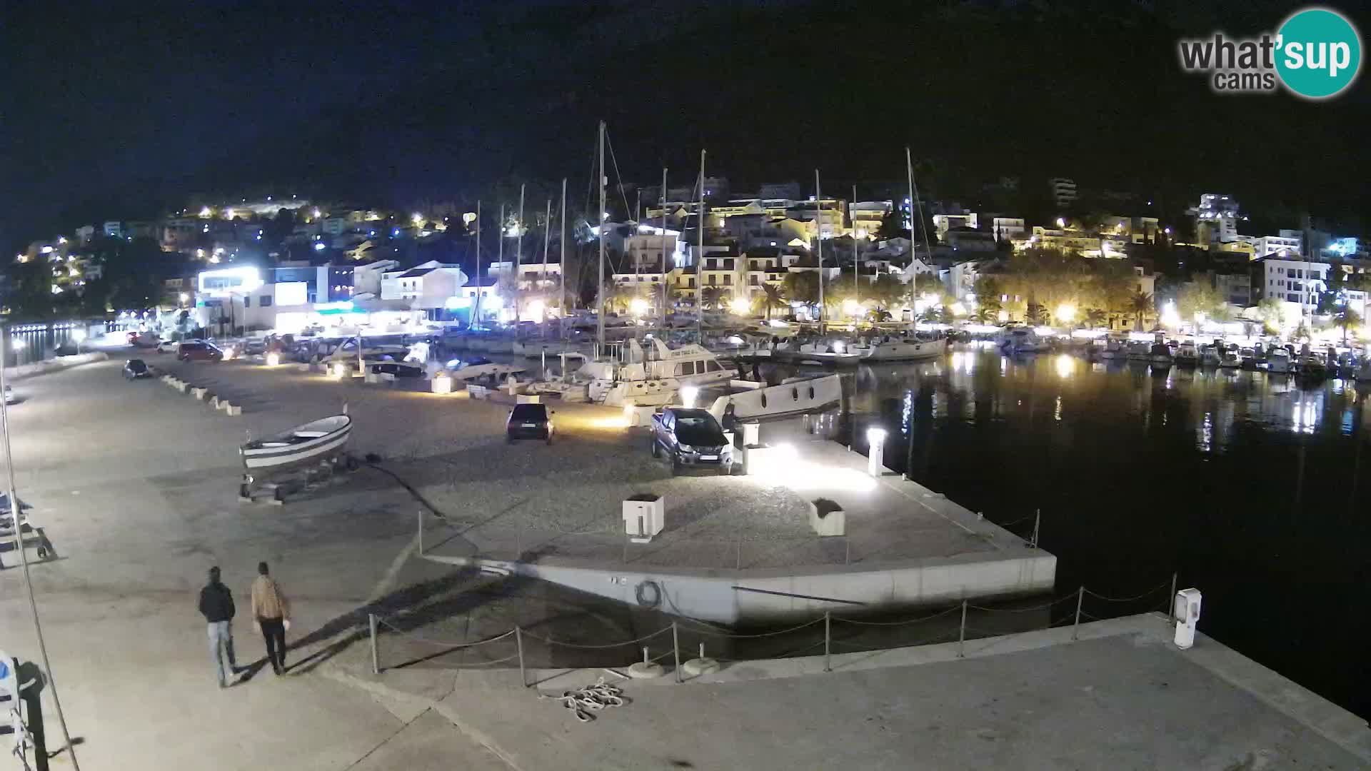 Vue du port de plaisance de la ville et la montagne Biokovo