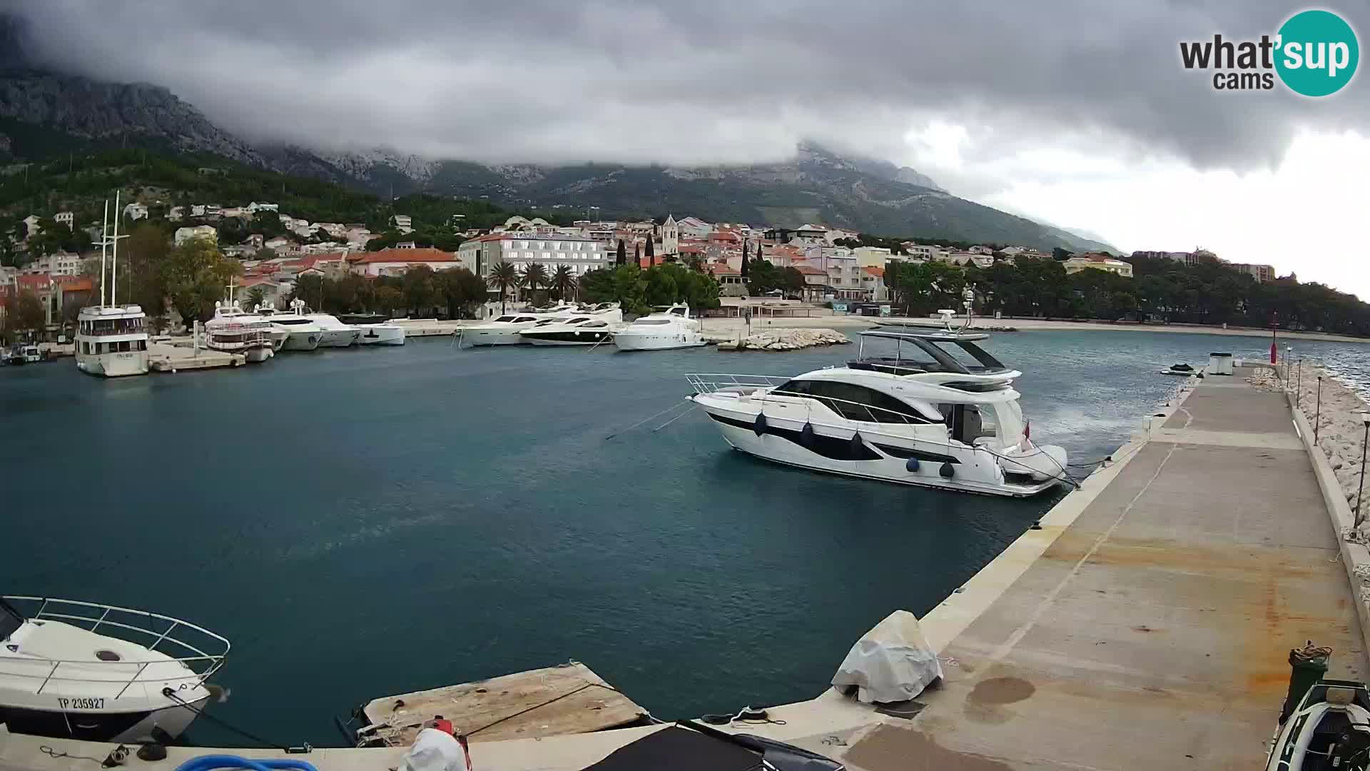 Web Kamera Baška Voda luka – Pogled na grad i masiv Biokovo