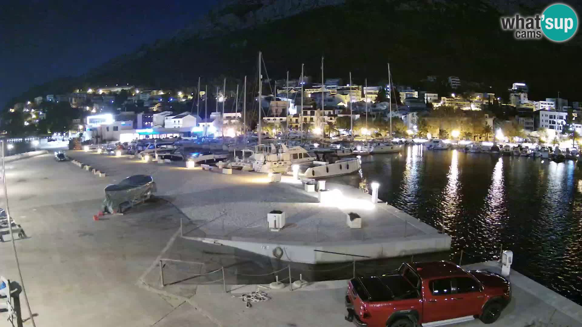 Webcam Basca Voda –  Vista desde el puerto deportivo de la ciudad y la montaña Biokovo