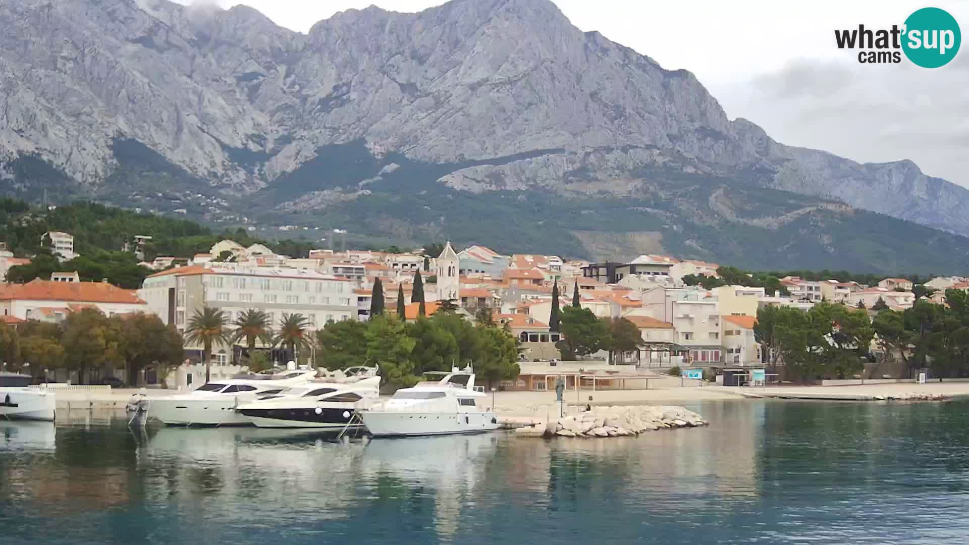 Webcam Basca Voda –  Vista desde el puerto deportivo de la ciudad y la montaña Biokovo