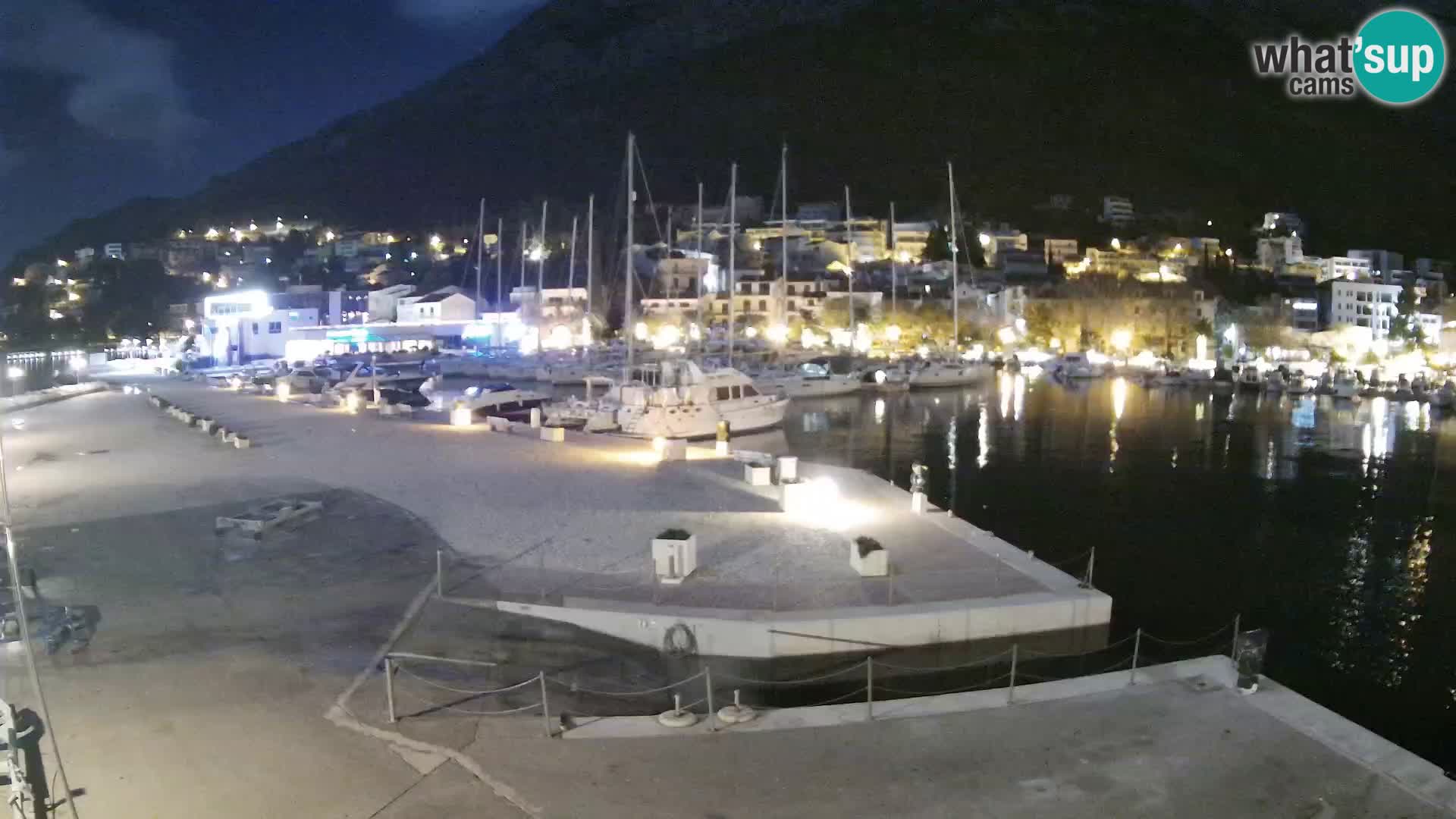 Vue du port de plaisance de la ville et la montagne Biokovo