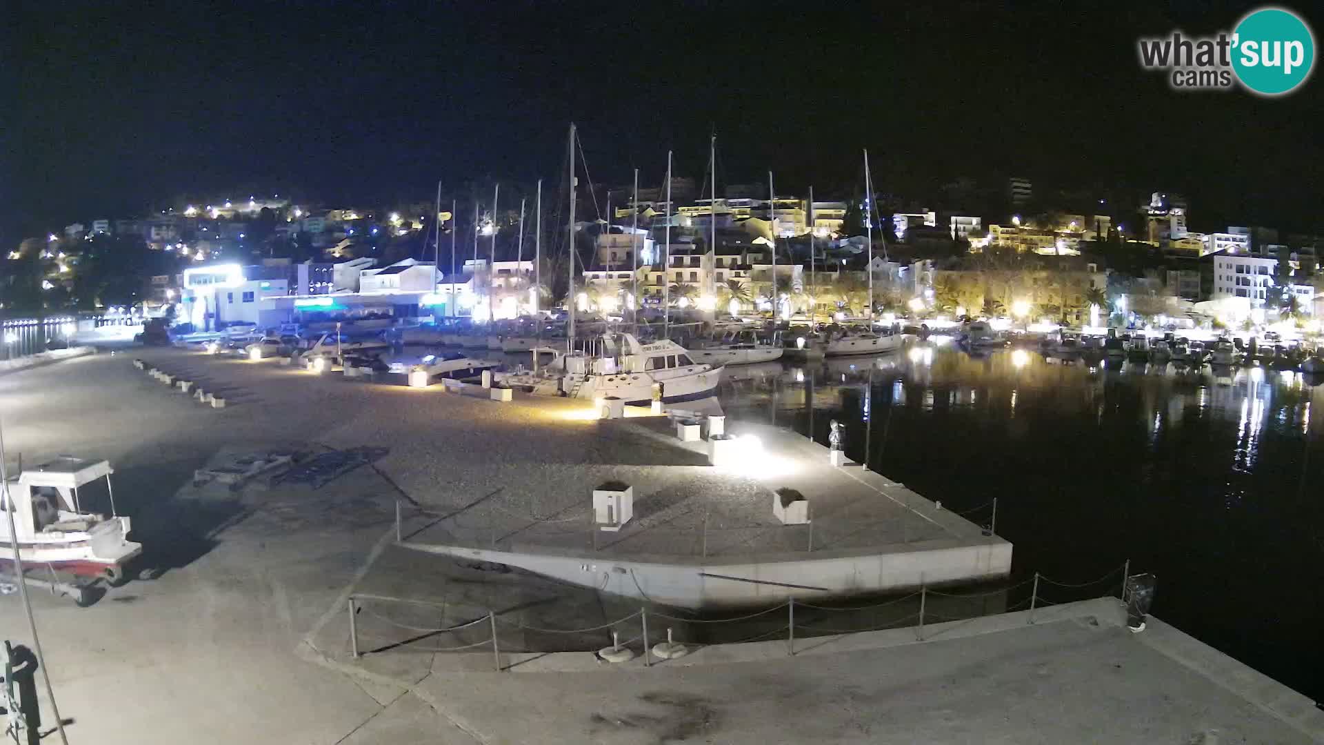 Vue du port de plaisance de la ville et la montagne Biokovo