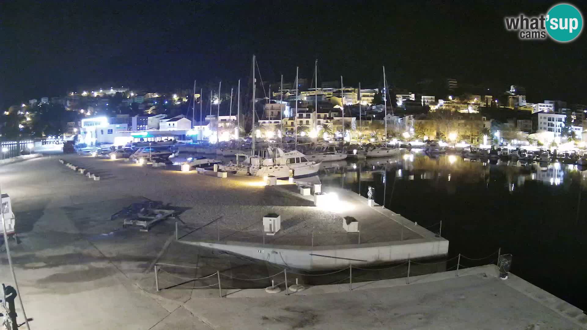 Vue du port de plaisance de la ville et la montagne Biokovo