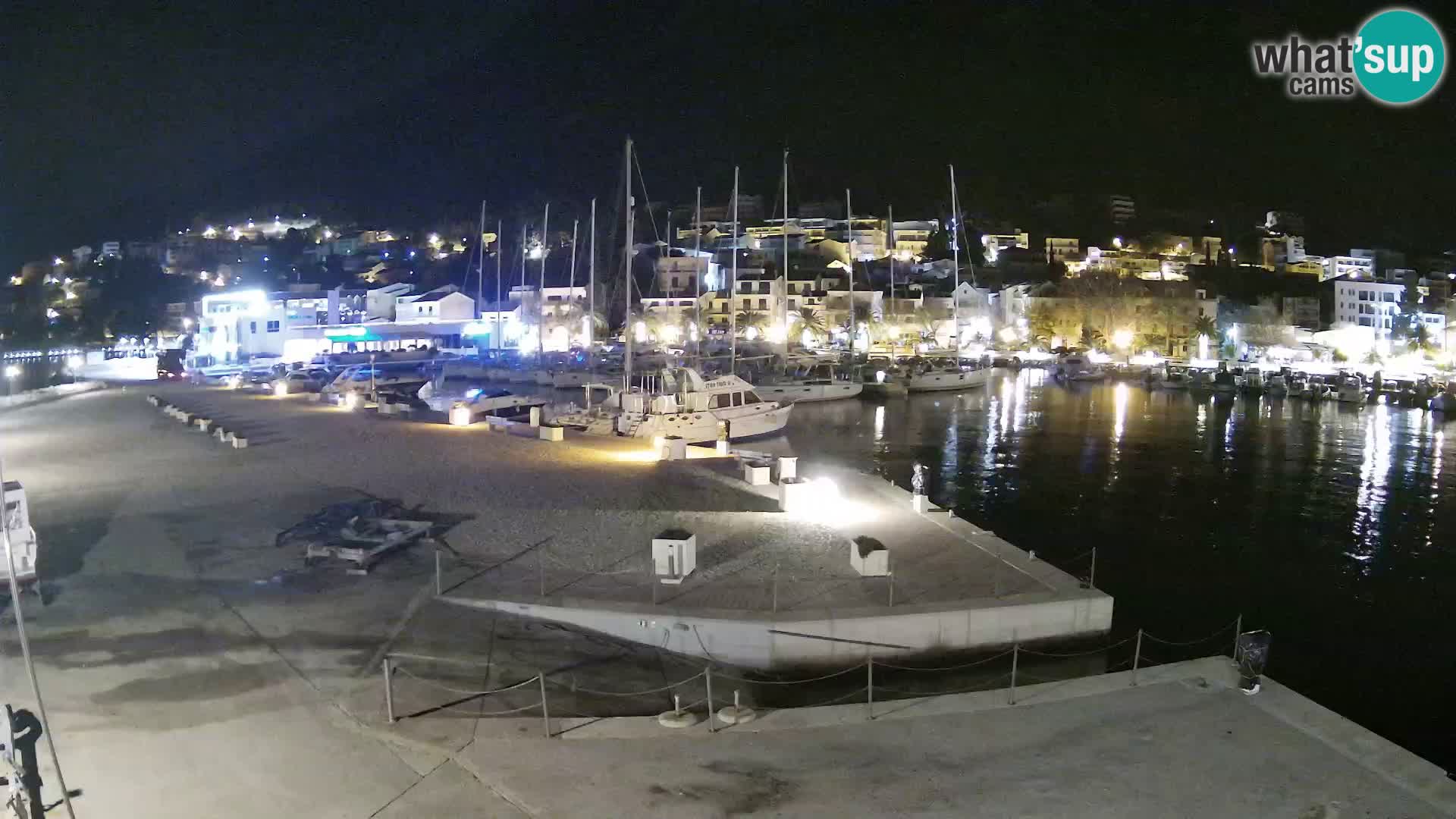Vue du port de plaisance de la ville et la montagne Biokovo