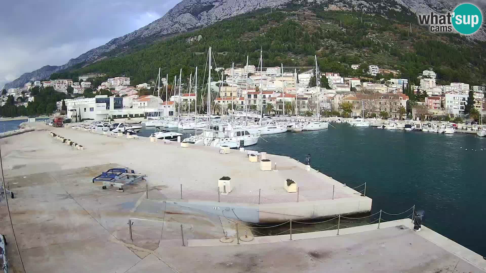 Webcam Basca Voda –  Vista desde el puerto deportivo de la ciudad y la montaña Biokovo