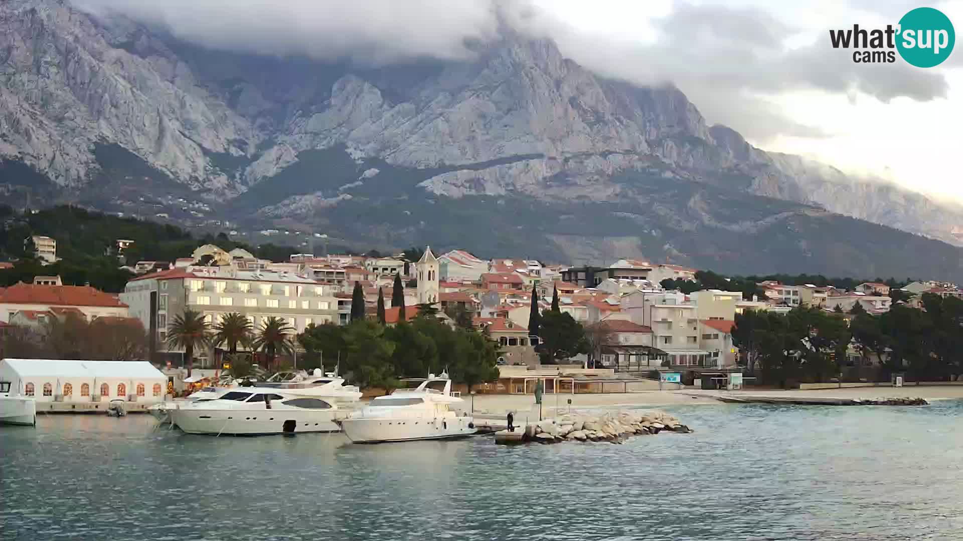 Webcam Basca Voda –  Vista desde el puerto deportivo de la ciudad y la montaña Biokovo