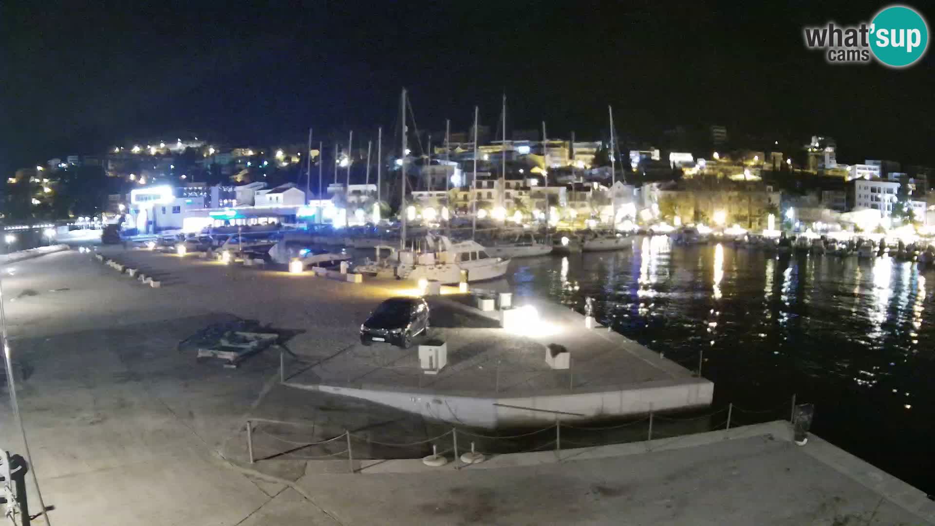 Vue du port de plaisance de la ville et la montagne Biokovo