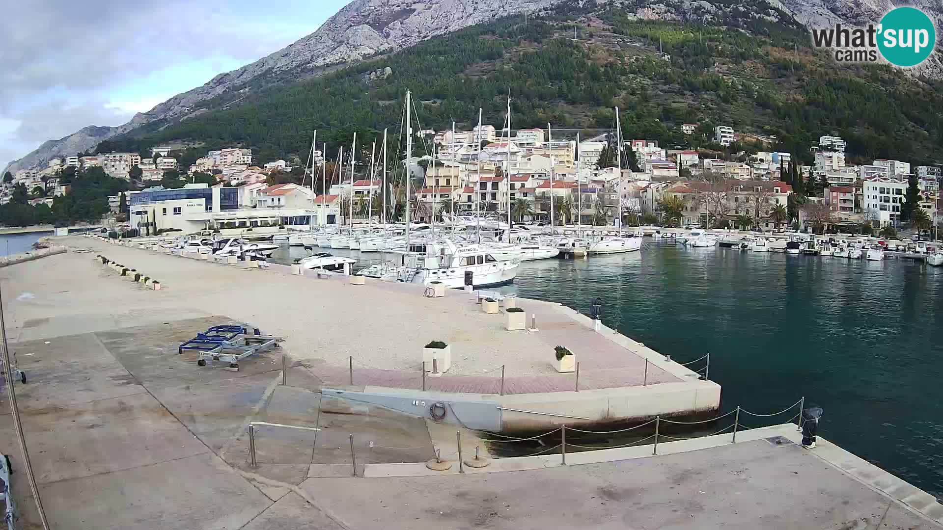 Vue du port de plaisance de la ville et la montagne Biokovo