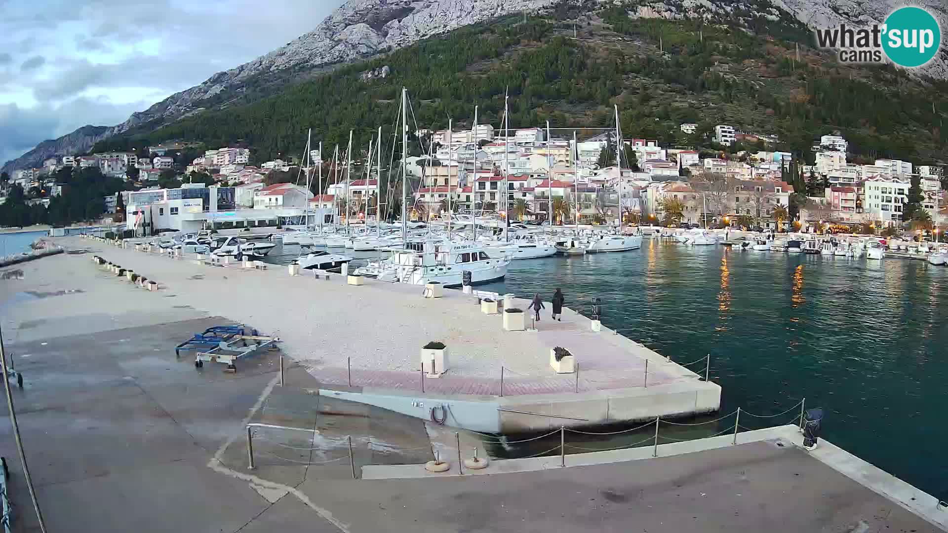 Web Kamera Baška Voda luka – Pogled na grad i masiv Biokovo