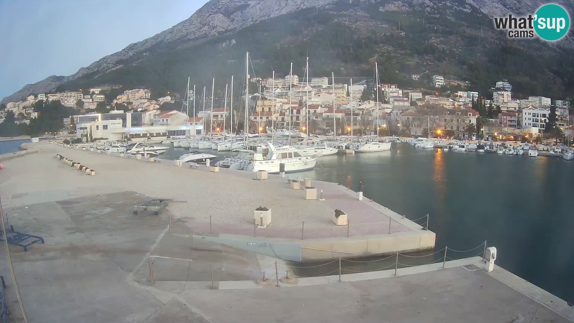 Webcam Basca Voda –  Vista desde el puerto deportivo de la ciudad y la montaña Biokovo