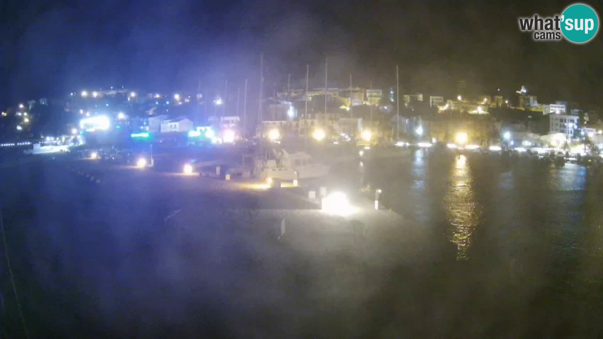 Vue du port de plaisance de la ville et la montagne Biokovo