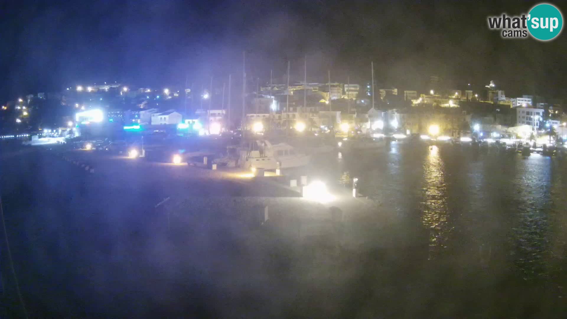 Vue du port de plaisance de la ville et la montagne Biokovo