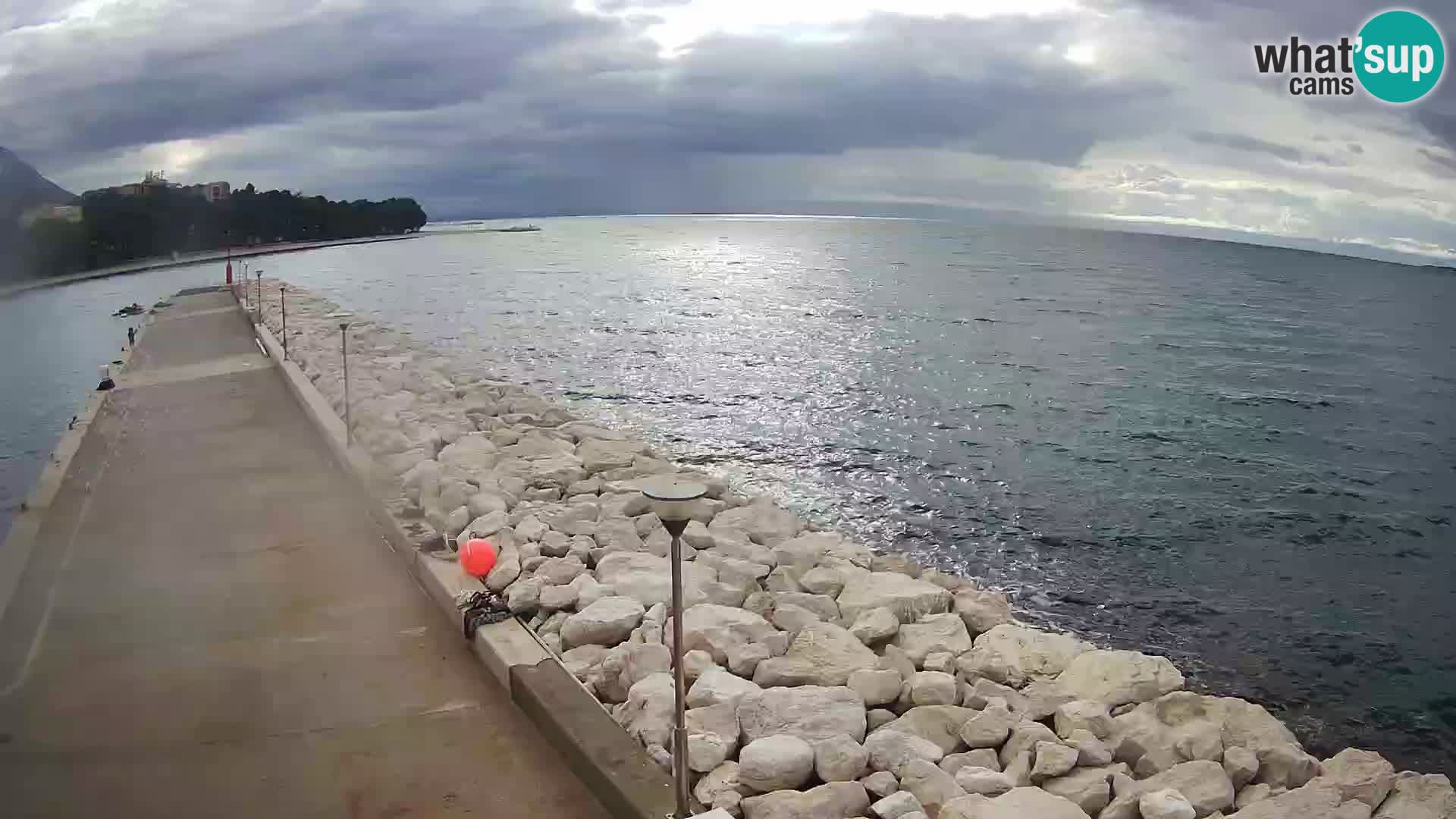 Spletna kamera – Baška Voda, pogled na mesto in goro Biokovo