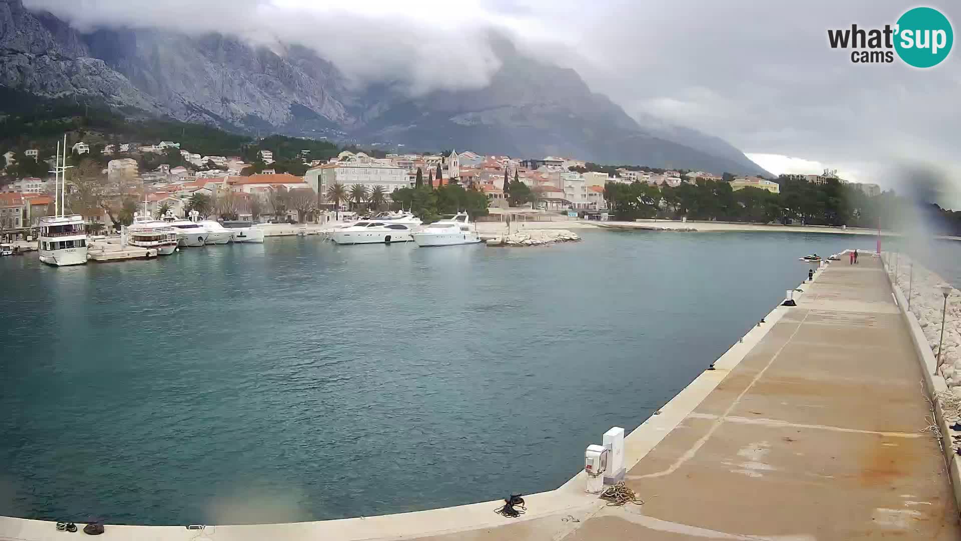 Webcam Basca Voda –  Vista desde el puerto deportivo de la ciudad y la montaña Biokovo