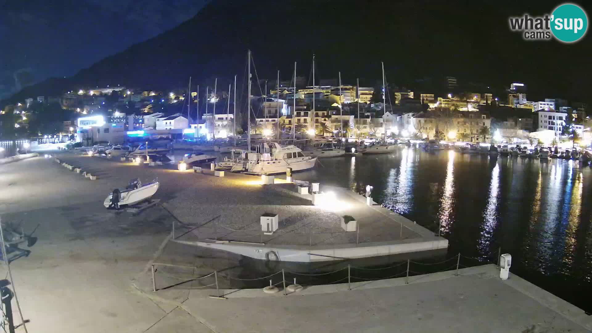 Vue du port de plaisance de la ville et la montagne Biokovo