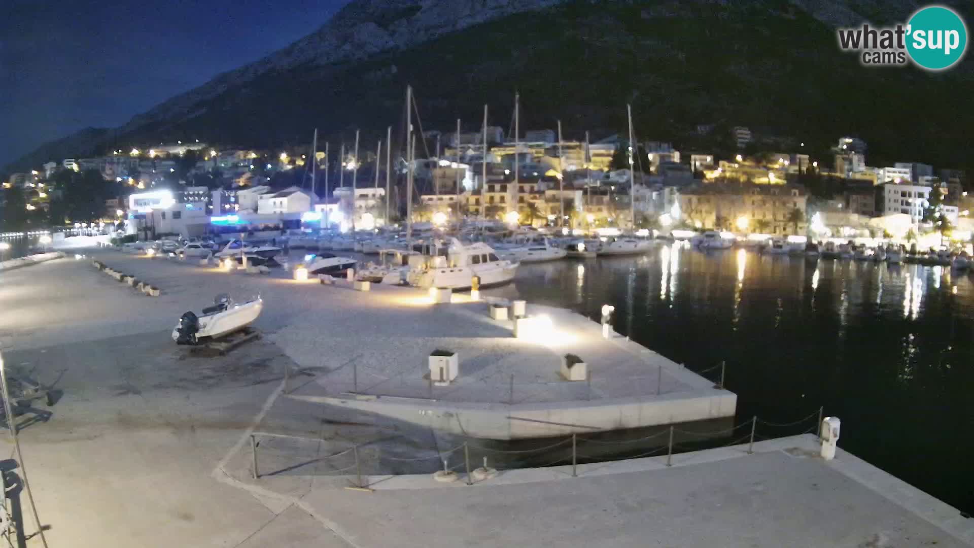 Webcam Basca Voda –  Vista desde el puerto deportivo de la ciudad y la montaña Biokovo