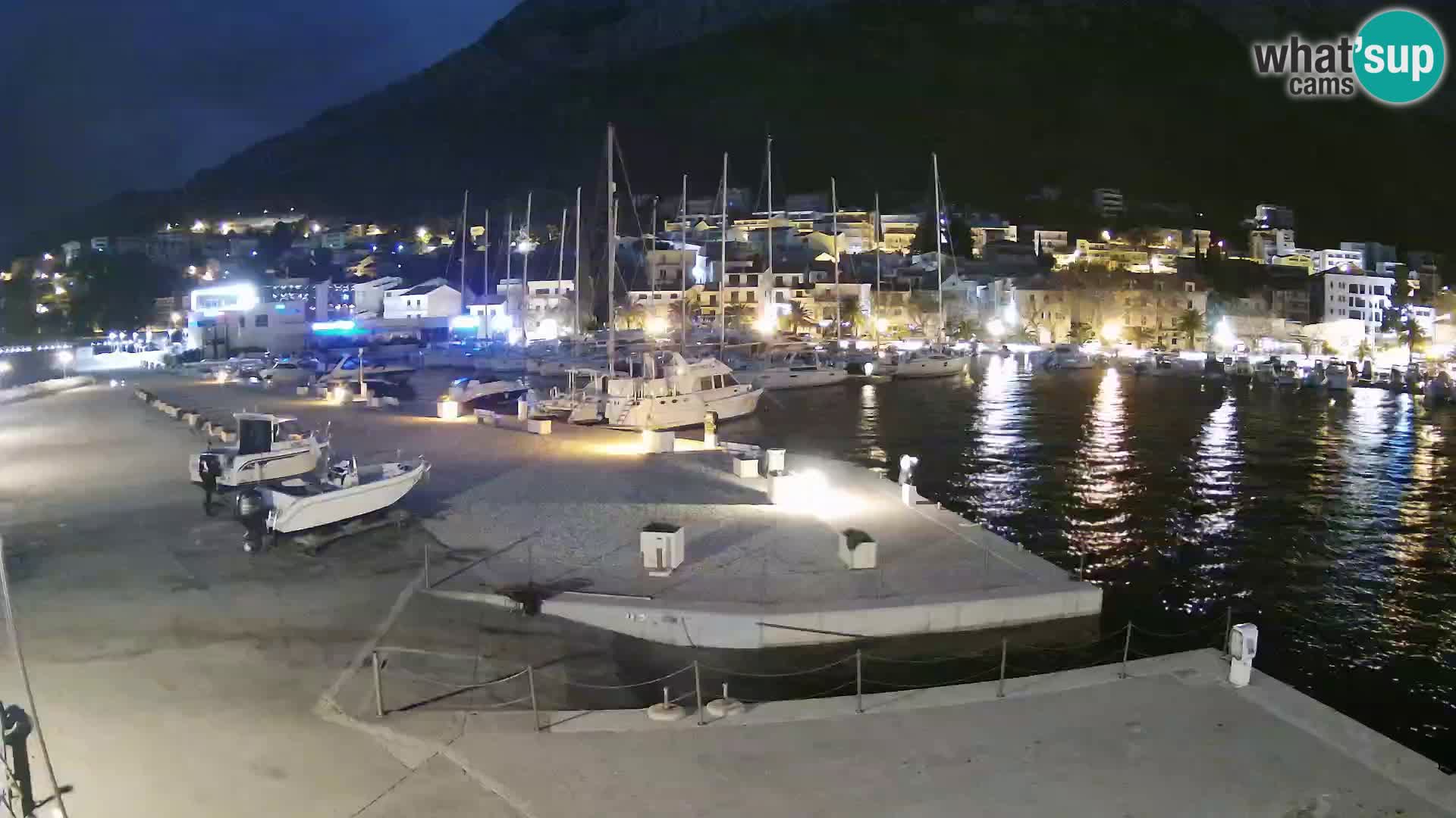Vue du port de plaisance de la ville et la montagne Biokovo