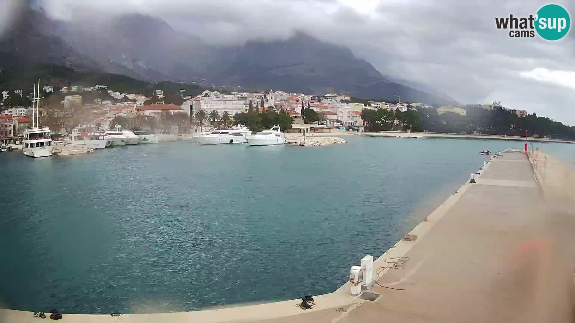 Vue du port de plaisance de la ville et la montagne Biokovo