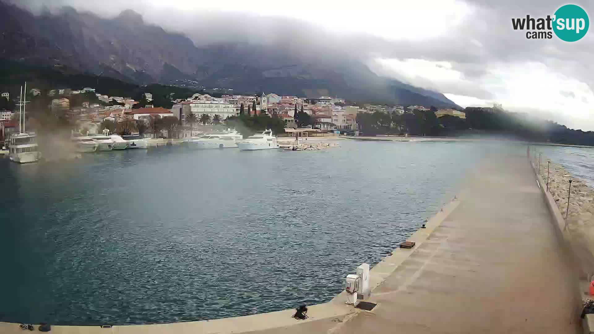 Webcam Basca Voda –  Vista desde el puerto deportivo de la ciudad y la montaña Biokovo