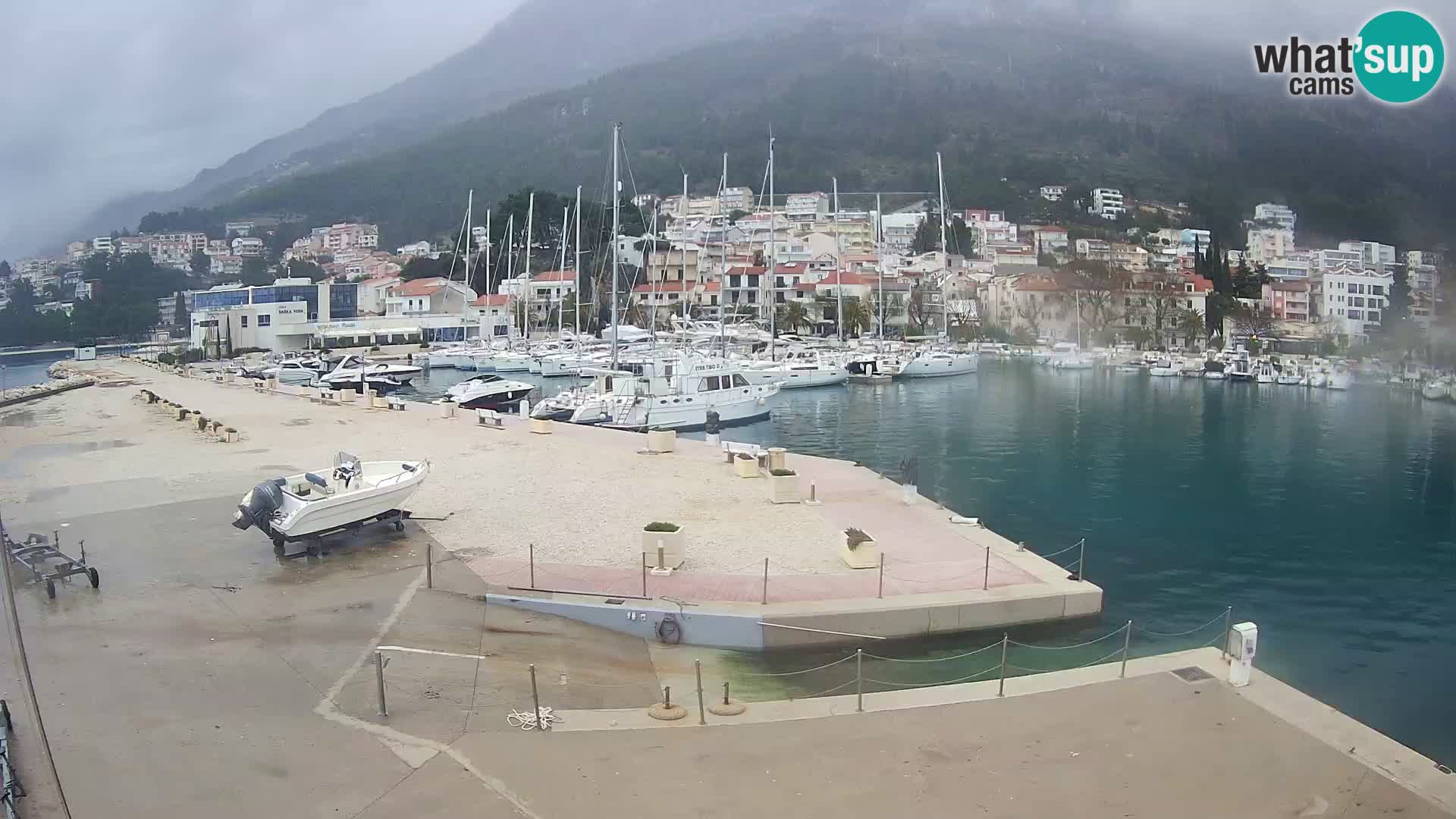 Spletna kamera – Baška Voda, pogled na mesto in goro Biokovo