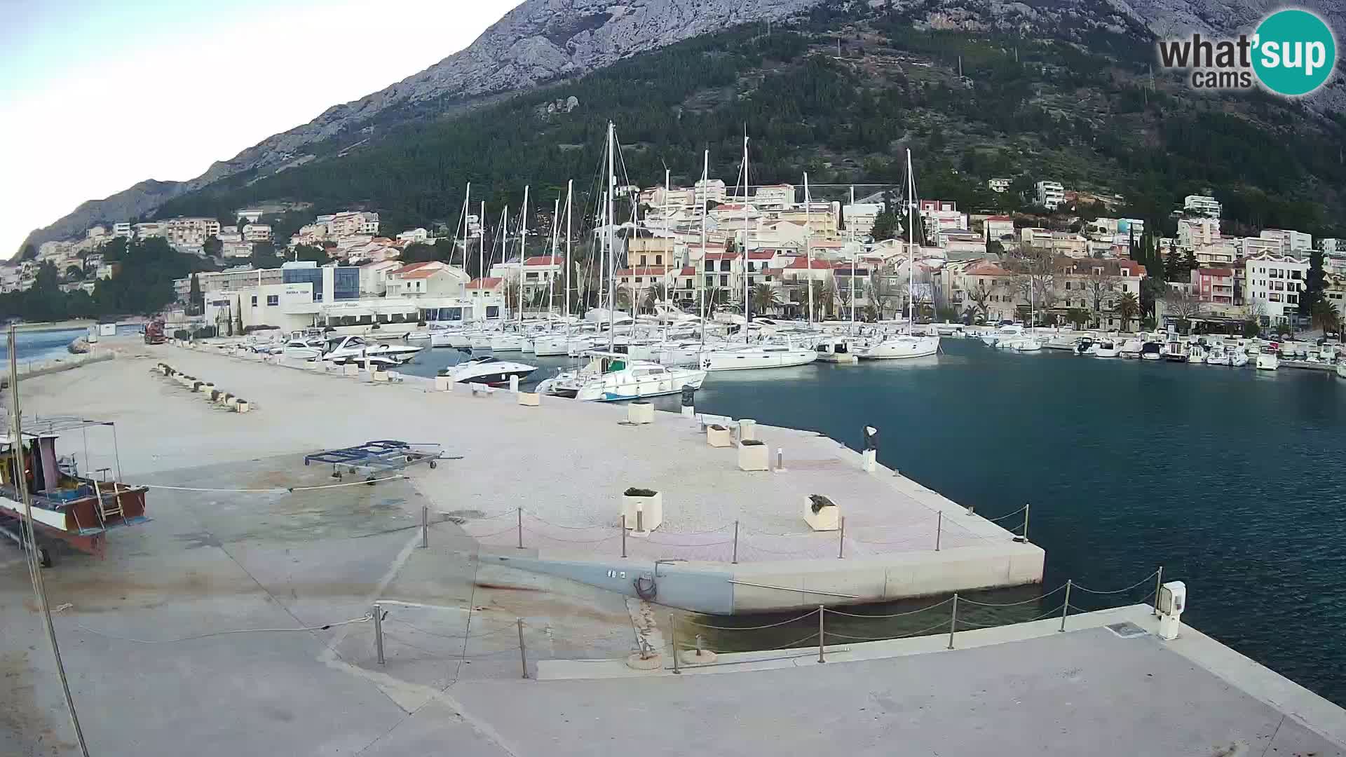 Spletna kamera – Baška Voda, pogled na mesto in goro Biokovo