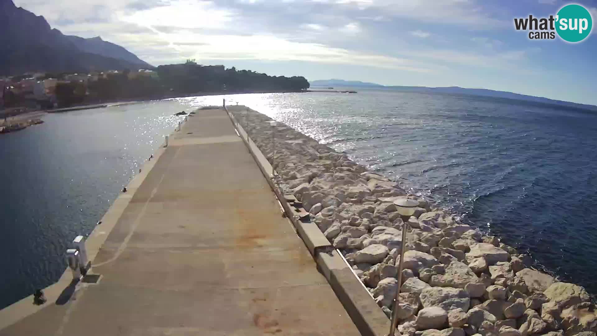 Webcam Basca Voda –  Vista desde el puerto deportivo de la ciudad y la montaña Biokovo