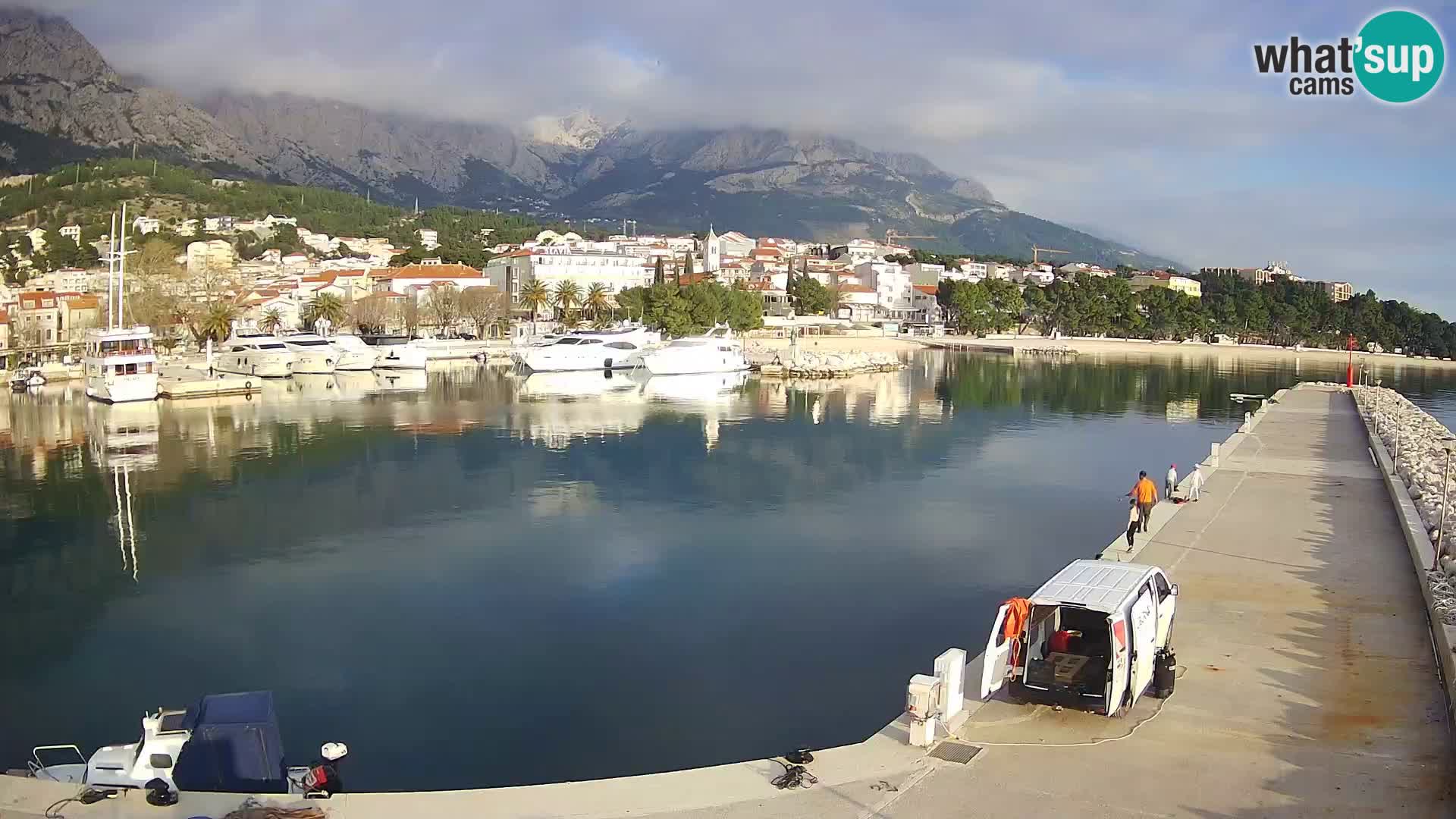 Vue du port de plaisance de la ville et la montagne Biokovo
