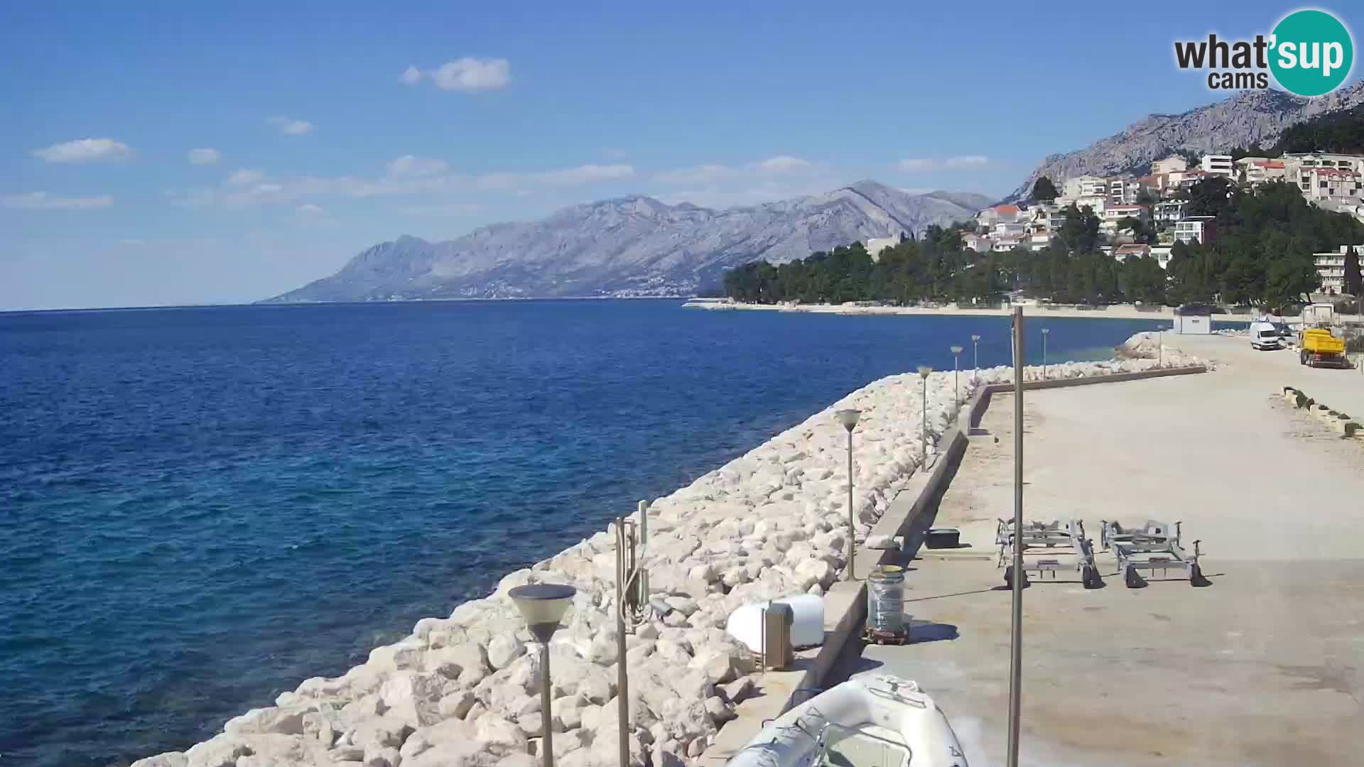 Vue du port de plaisance de la ville et la montagne Biokovo