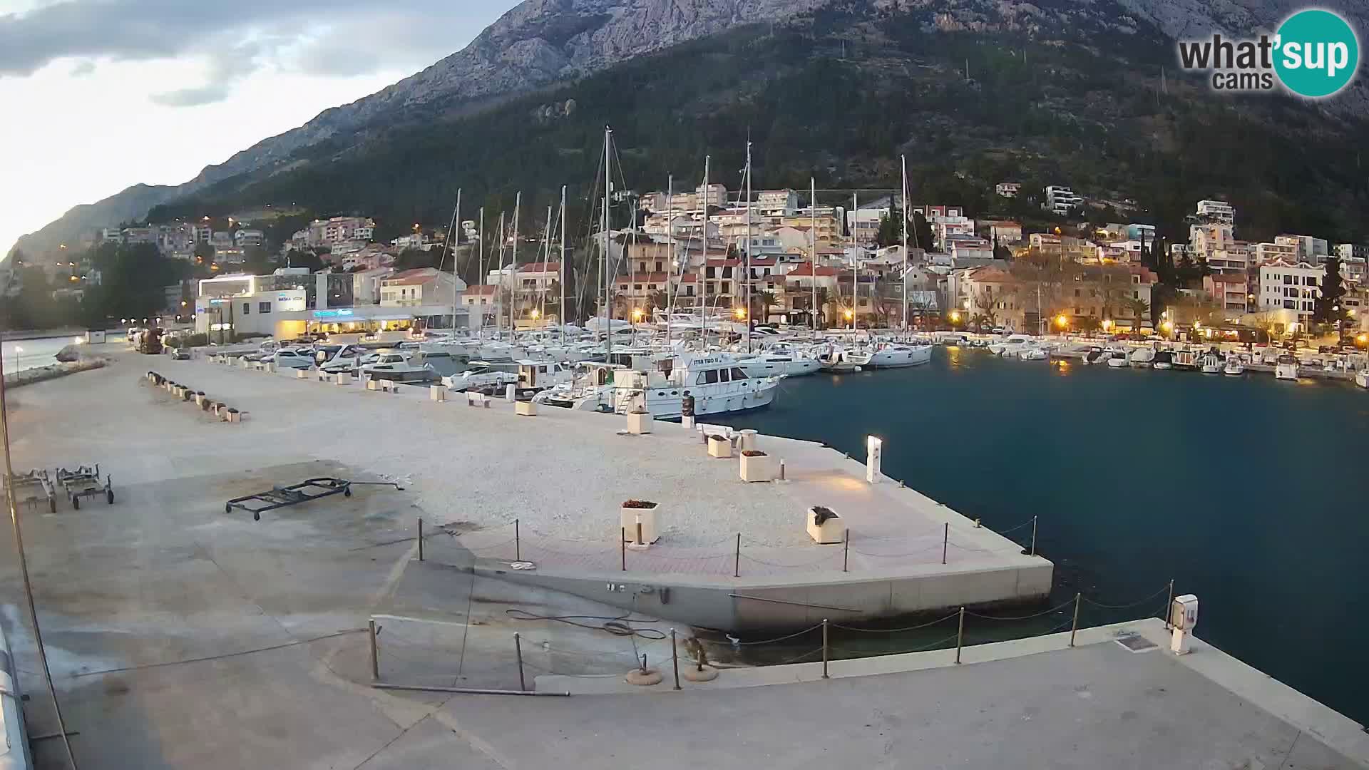 Spletna kamera – Baška Voda, pogled na mesto in goro Biokovo