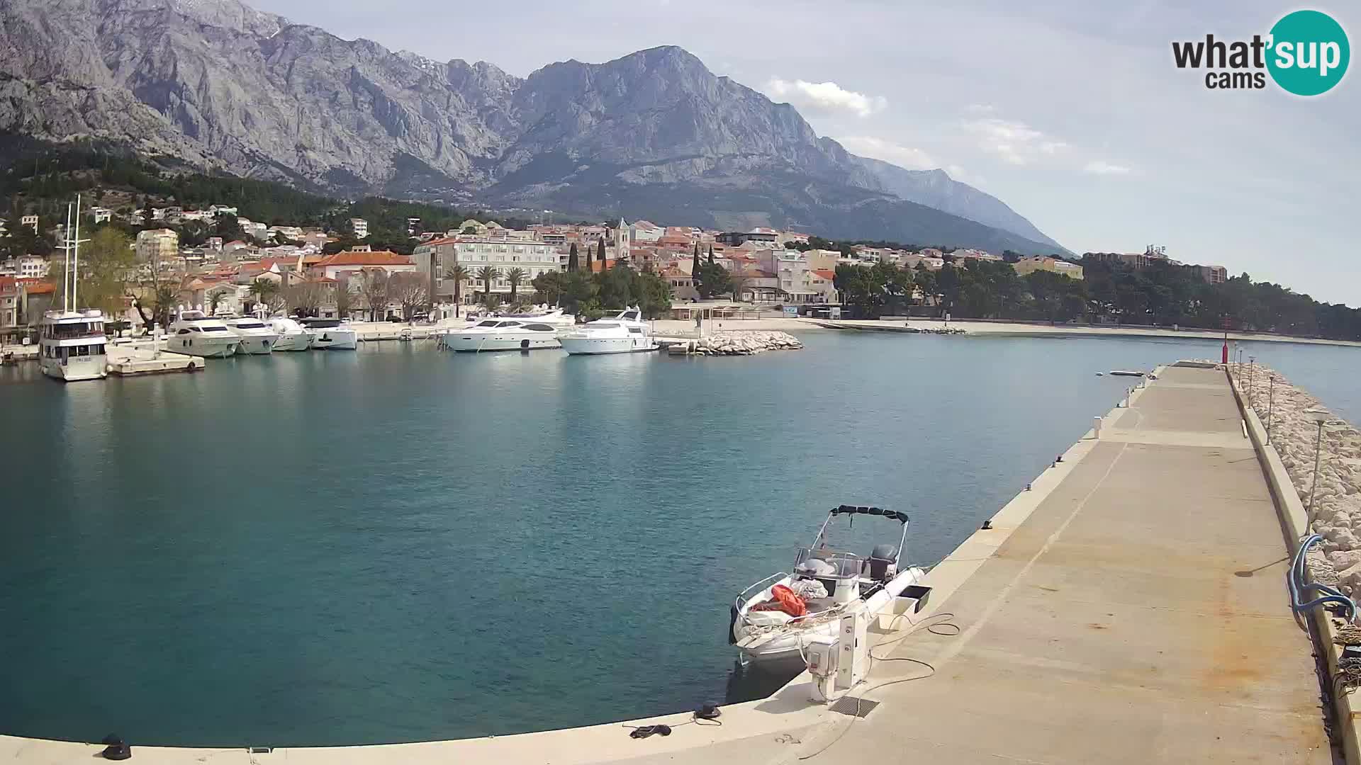 Vue du port de plaisance de la ville et la montagne Biokovo