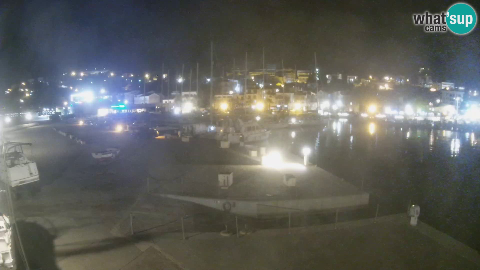 Vue du port de plaisance de la ville et la montagne Biokovo