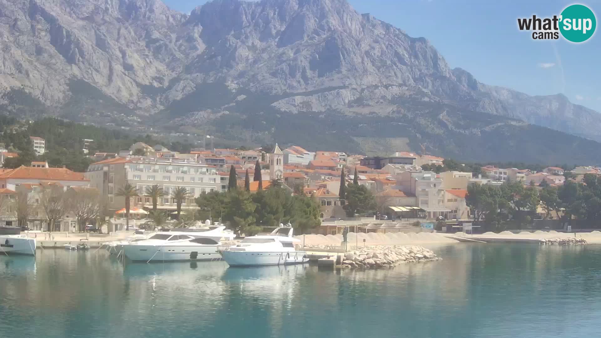 Webcam Basca Voda –  Vista desde el puerto deportivo de la ciudad y la montaña Biokovo