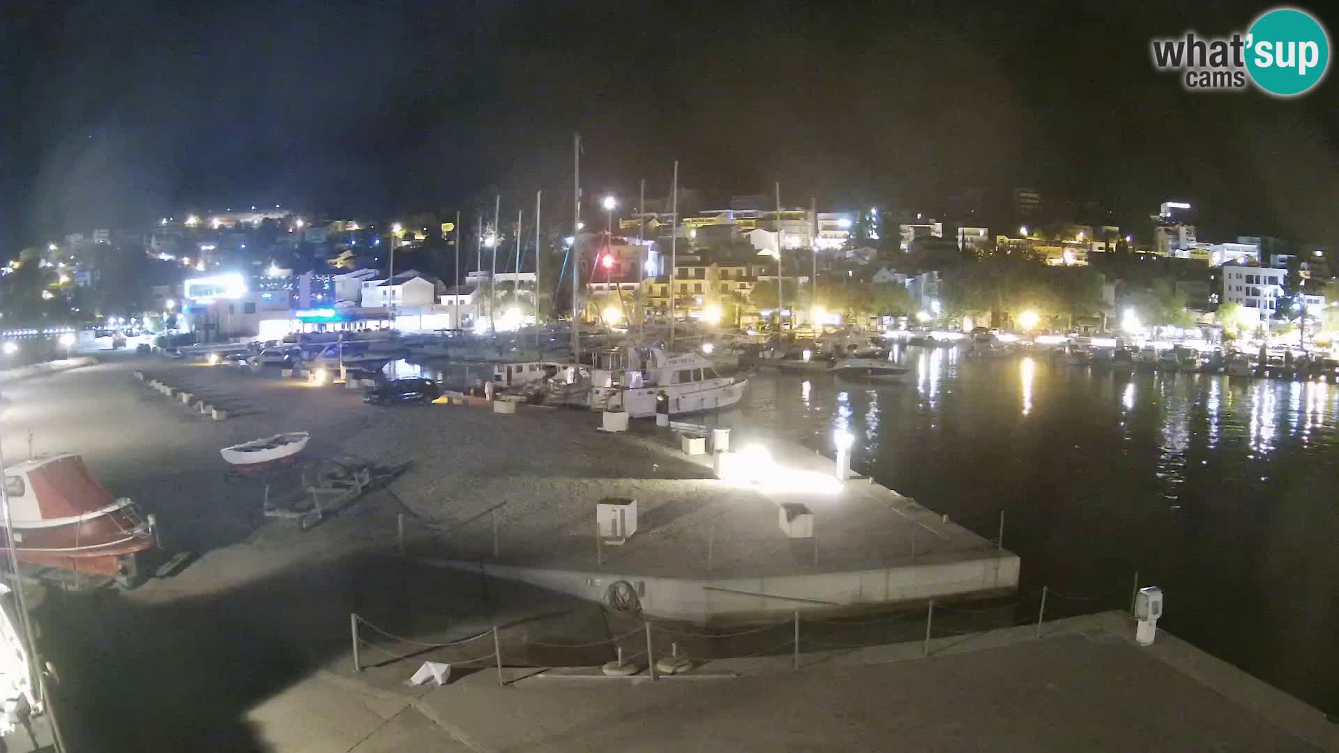 Vue du port de plaisance de la ville et la montagne Biokovo