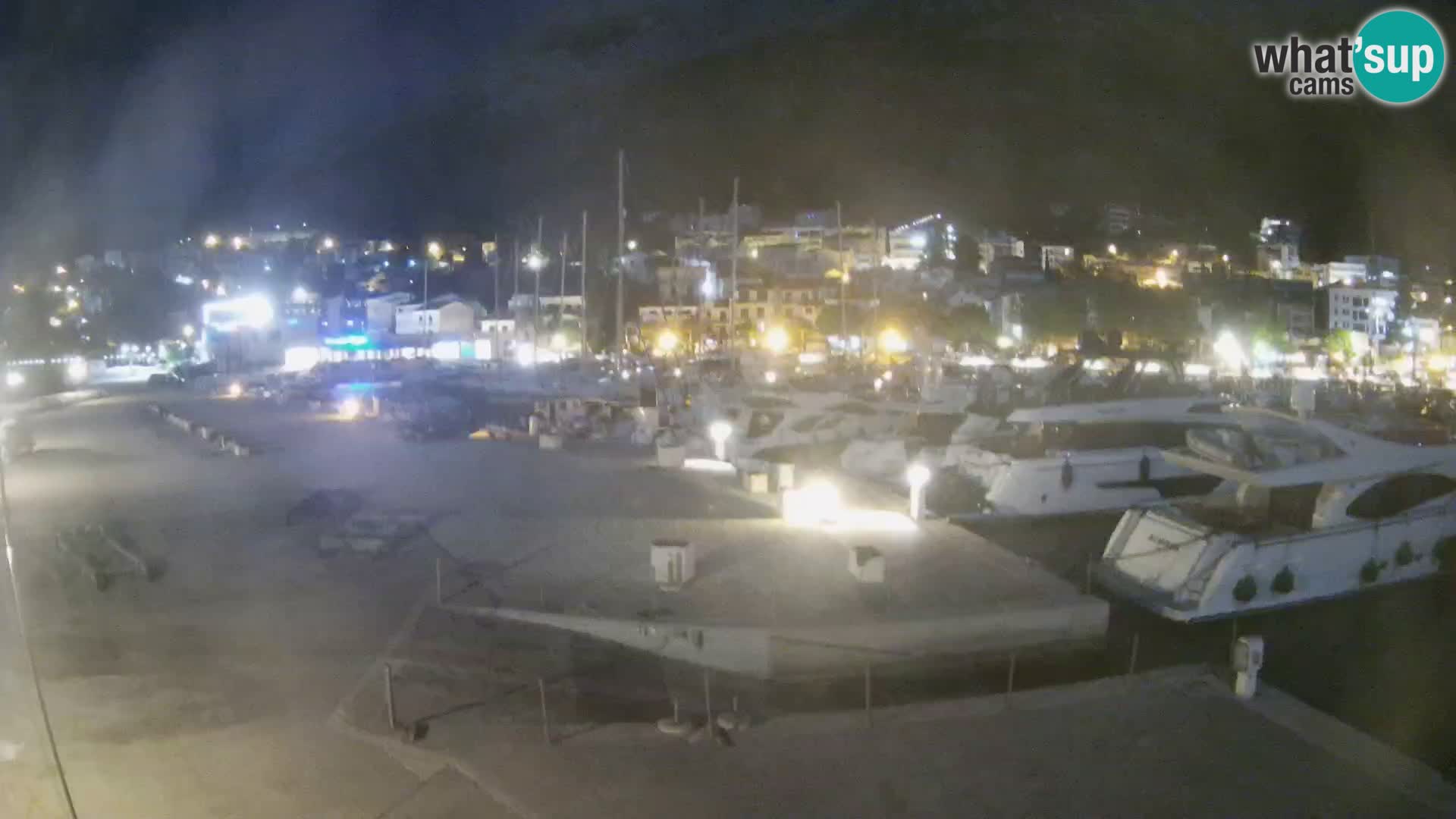 Vue du port de plaisance de la ville et la montagne Biokovo