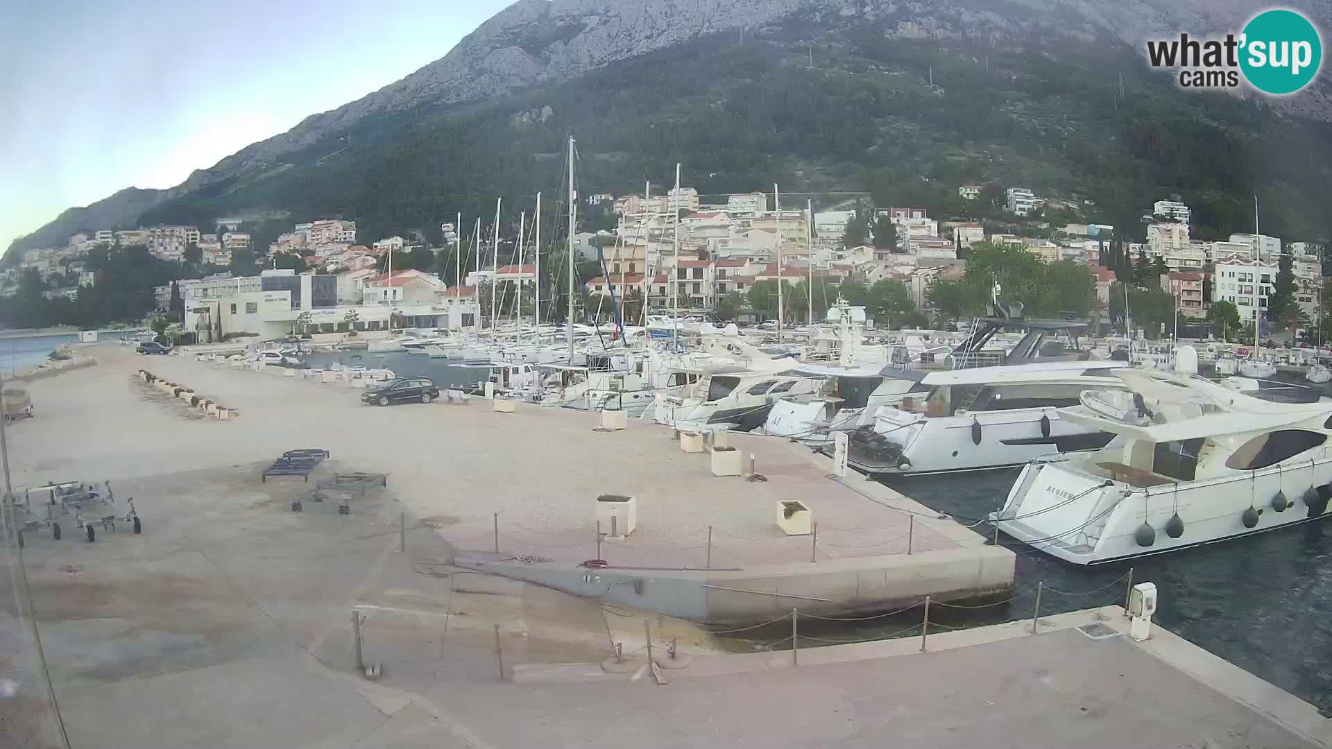 Spletna kamera – Baška Voda, pogled na mesto in goro Biokovo