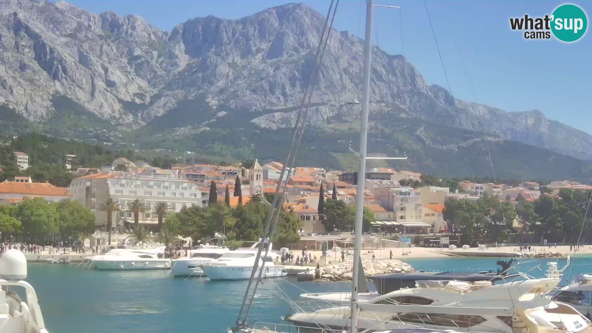 Webcam Basca Voda –  Vista desde el puerto deportivo de la ciudad y la montaña Biokovo
