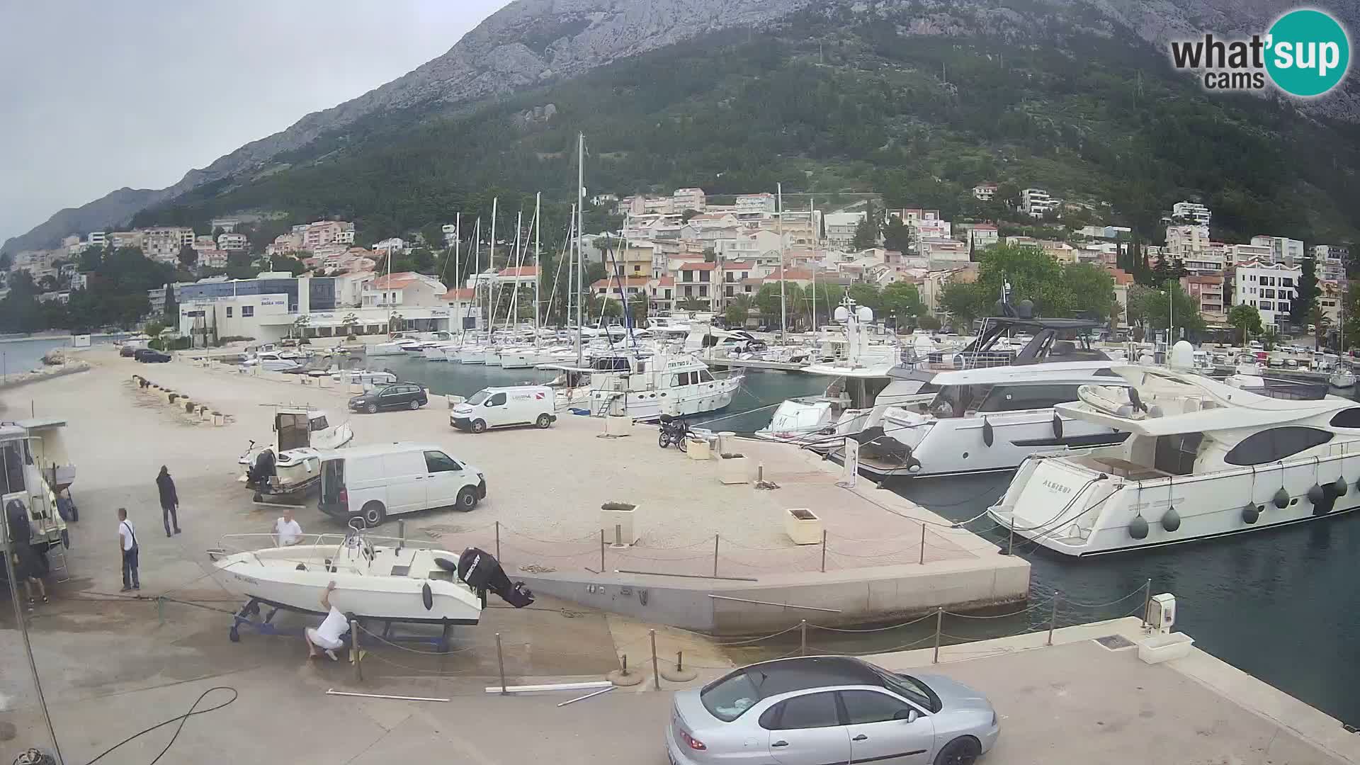 Vue du port de plaisance de la ville et la montagne Biokovo