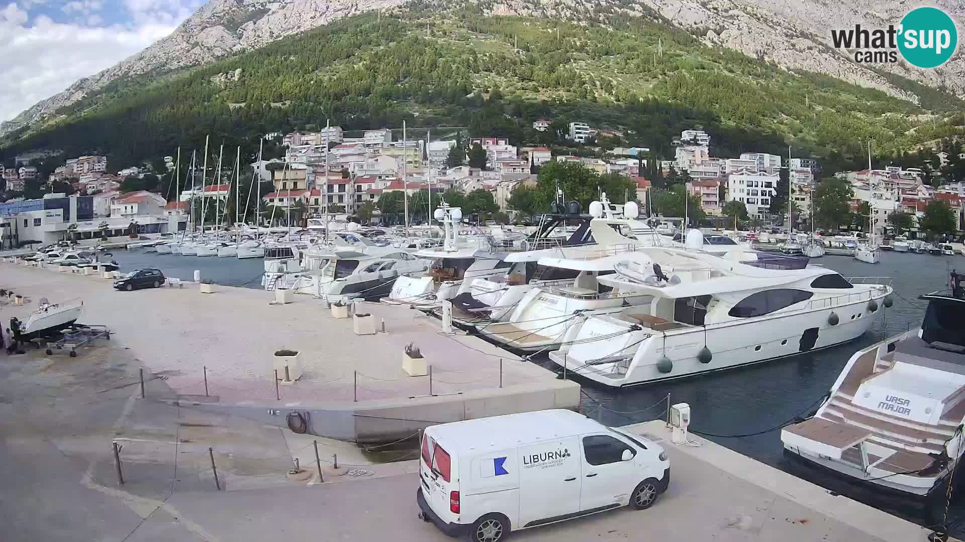 Vue du port de plaisance de la ville et la montagne Biokovo
