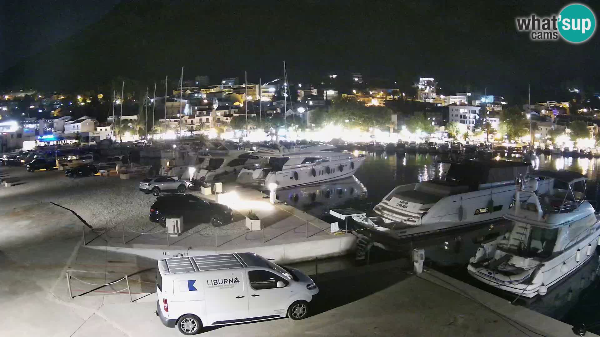 Vue du port de plaisance de la ville et la montagne Biokovo