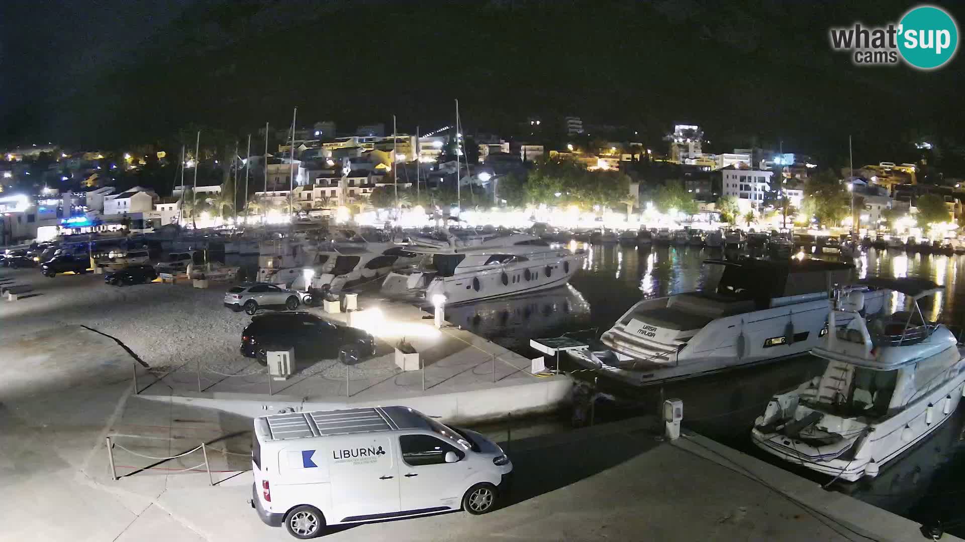 Vue du port de plaisance de la ville et la montagne Biokovo