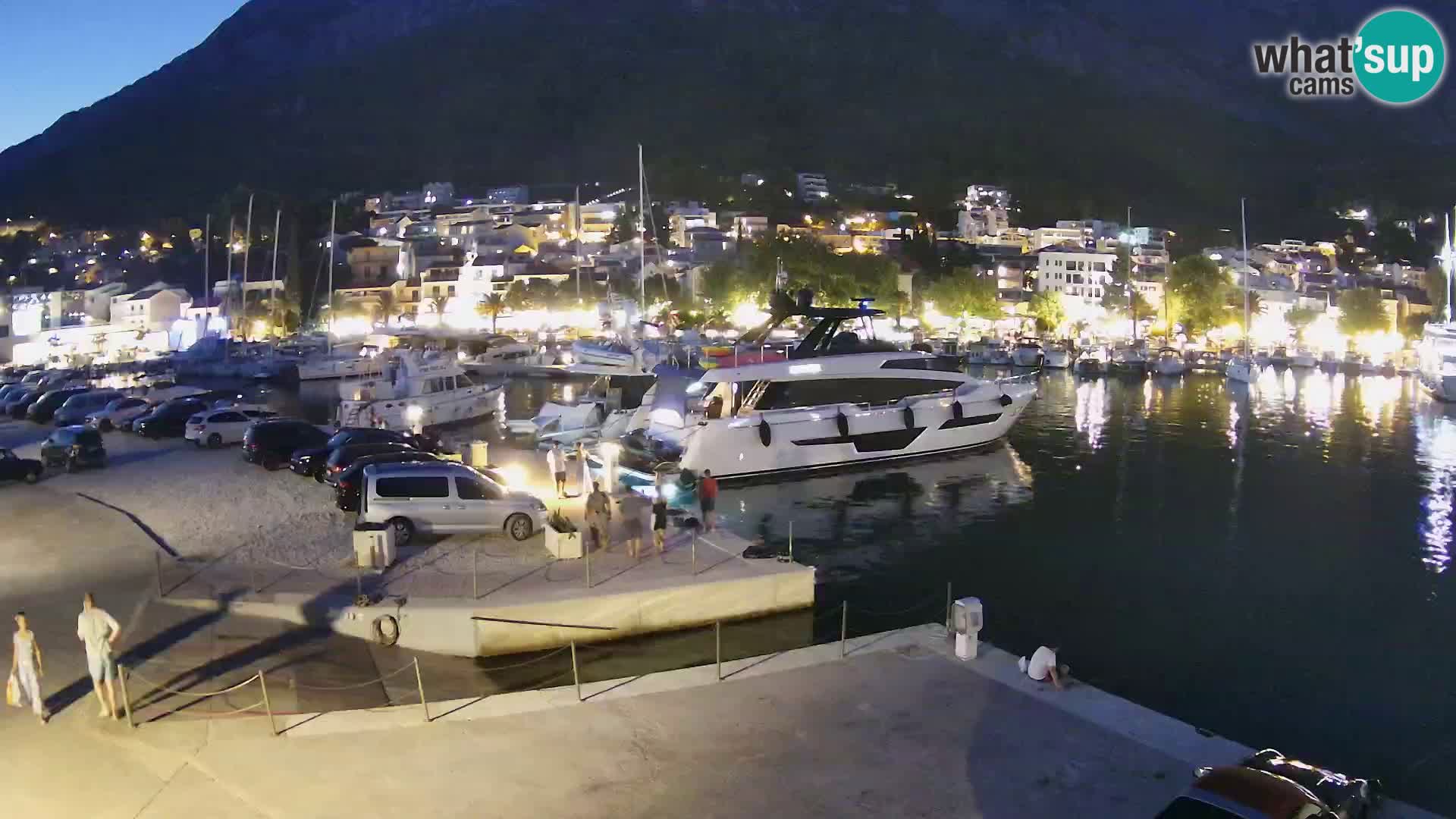 Vue du port de plaisance de la ville et la montagne Biokovo