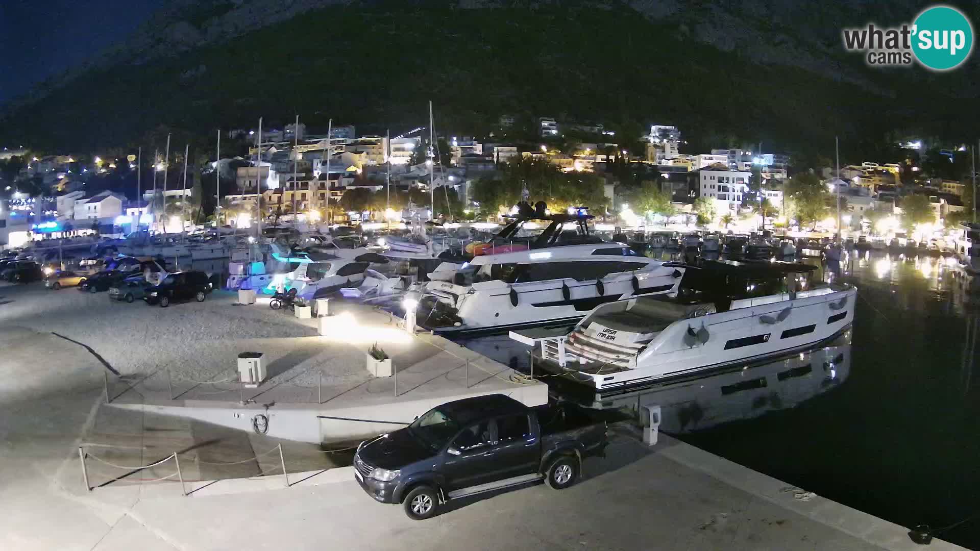Vue du port de plaisance de la ville et la montagne Biokovo