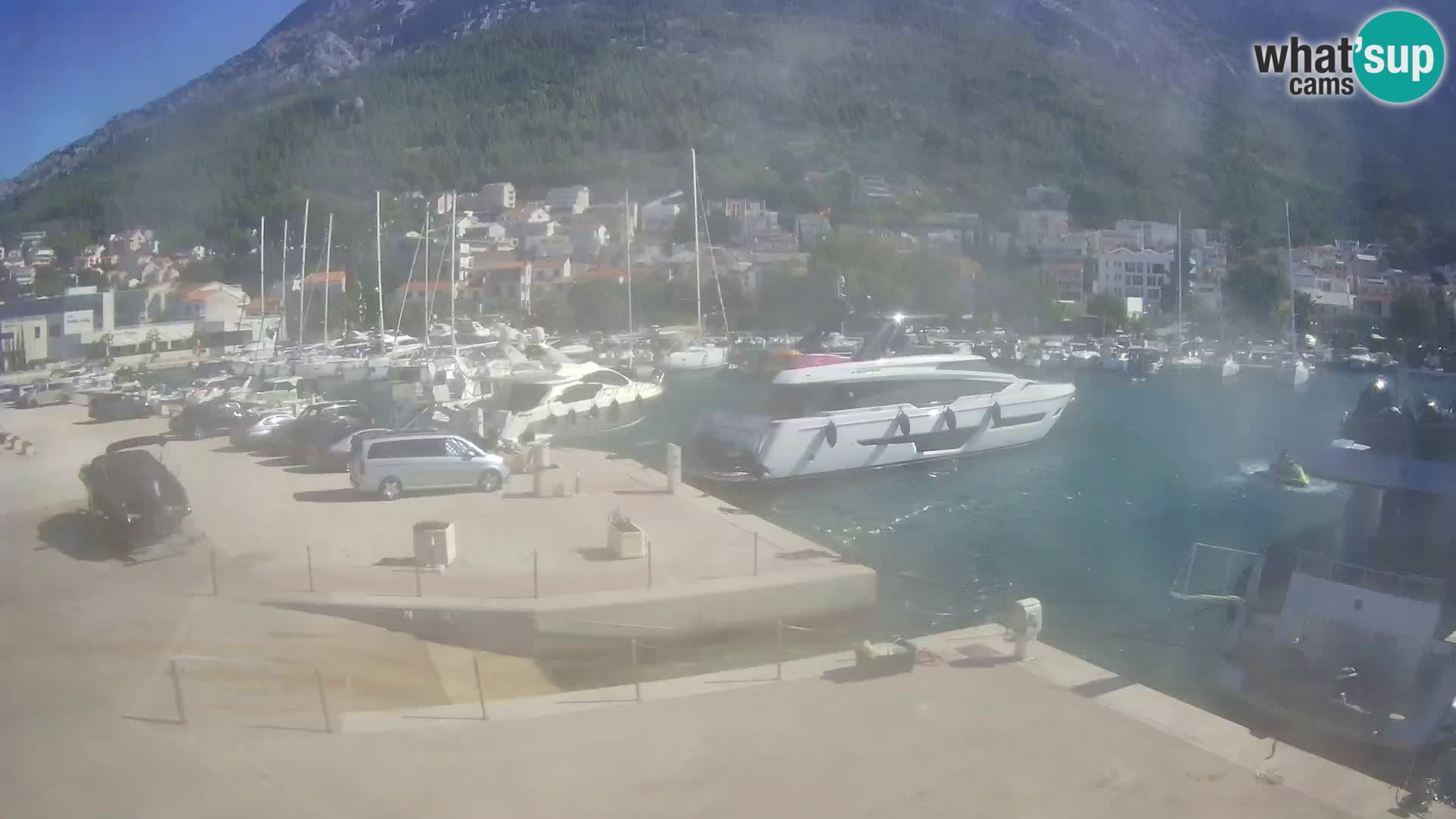 Spletna kamera – Baška Voda, pogled na mesto in goro Biokovo