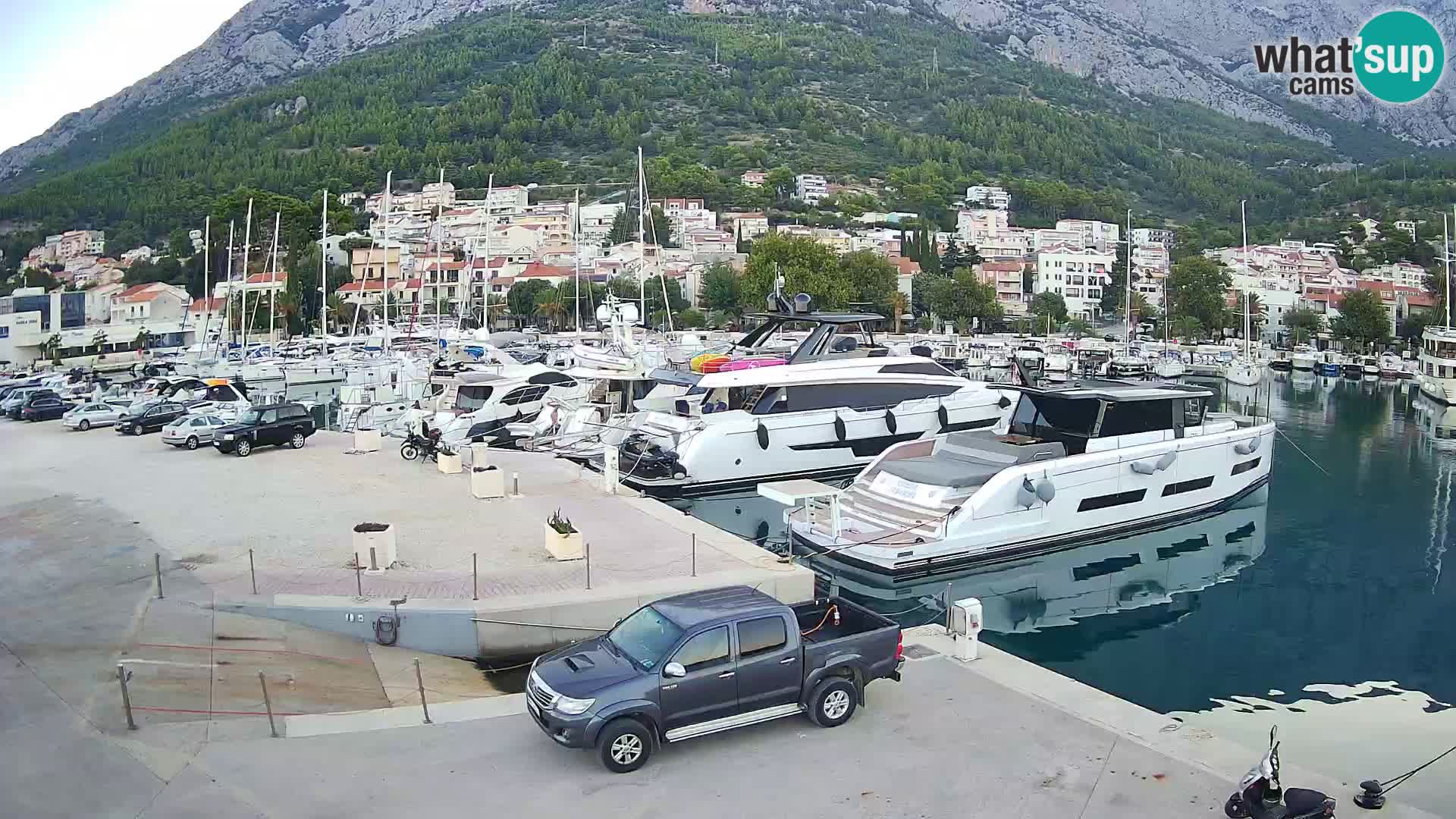 Webcam Basca Voda –  Vista desde el puerto deportivo de la ciudad y la montaña Biokovo